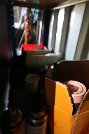 2 fag lagerreoler med div. Værktøj og varelager