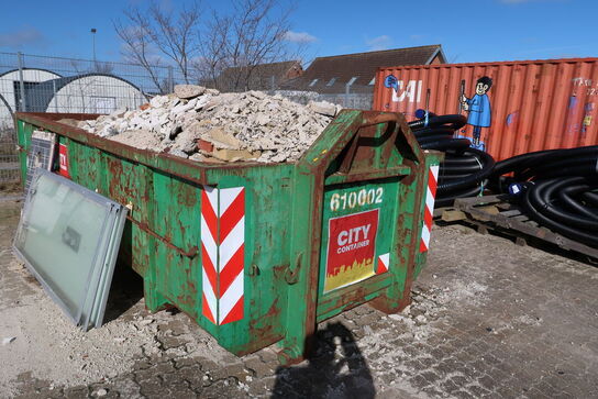 Affaldscontainer med indhold