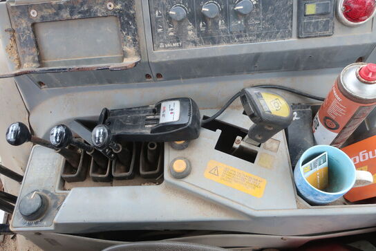 Traktor VALMET T 888/2 med kran HIAB 111 b-3 hiduo