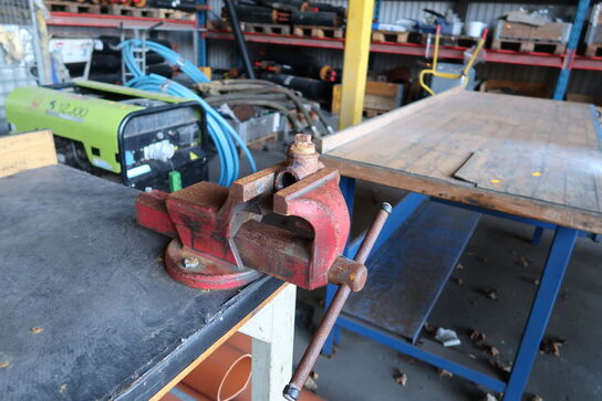 Arbejdsbord med skruestik