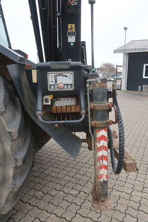 Traktor VALMET T 888/2 med kran HIAB 111 b-3 hiduo