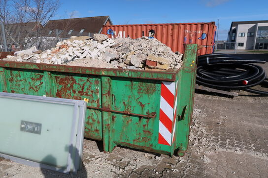 Affaldscontainer med indhold