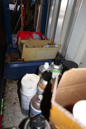 2 fag lagerreoler med div. Værktøj og varelager