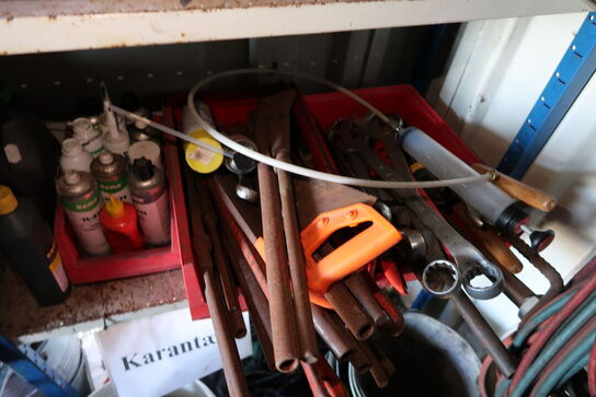 2 fag lagerreoler med div. Værktøj og varelager