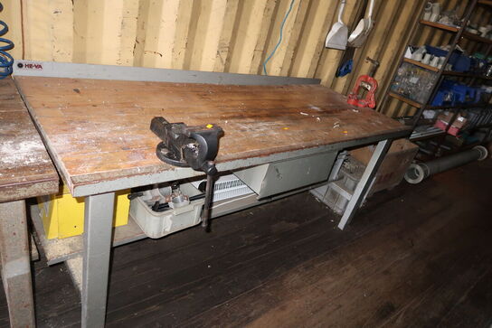 Arbejdsbord med skruestik og indhold