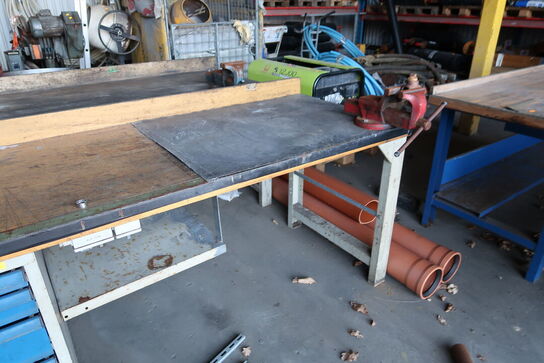 Arbejdsbord med skruestik