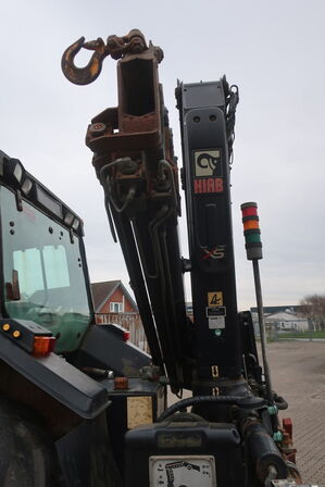 Traktor VALMET T 888/2 med kran HIAB 111 b-3 hiduo