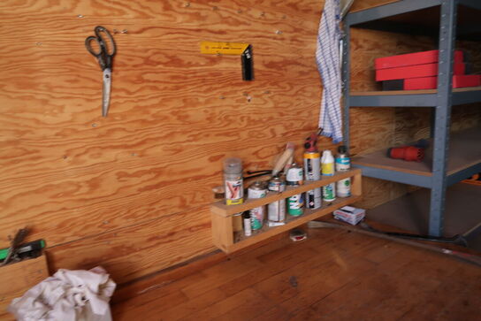 Arbejdsbord med skruestik samt div. Værktøj