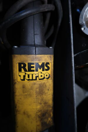 Kasse med div. Værktøj bl.a. afkorter REMS Turbo