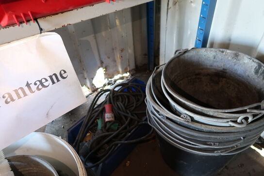 2 fag lagerreoler med div. Værktøj og varelager