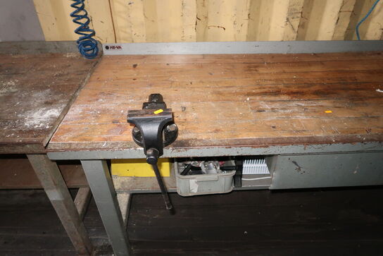 Arbejdsbord med skruestik og indhold