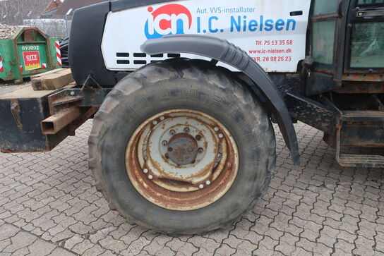 Traktor VALMET T 888/2 med kran HIAB 111 b-3 hiduo