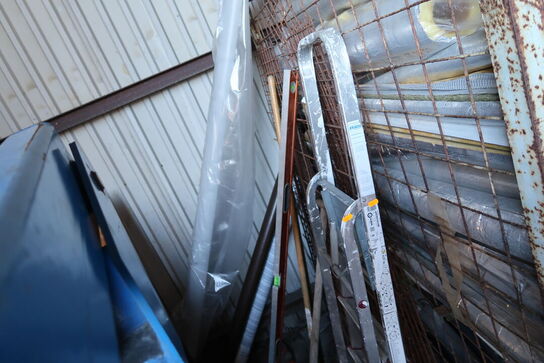 Trappestige div. Haveredskaber m.m.