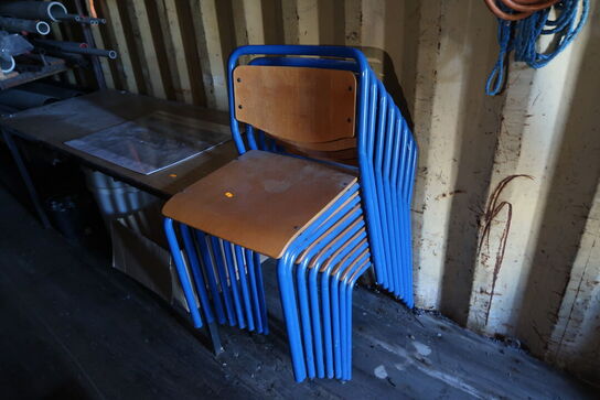 Bord samt 8 stk. stabelstole