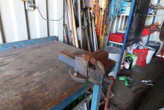 Arbejdsbord med skruestik