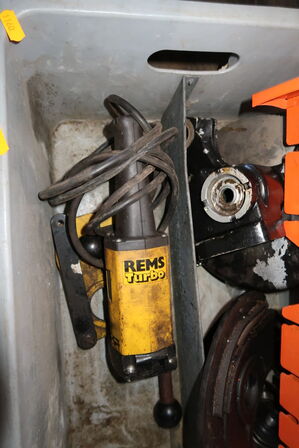 Kasse med div. Værktøj bl.a. afkorter REMS Turbo