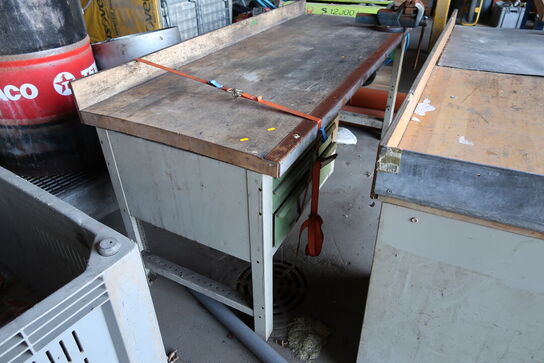 Arbejdsbord med skruestik