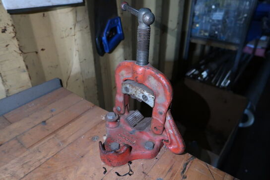 Arbejdsbord med skruestik og indhold