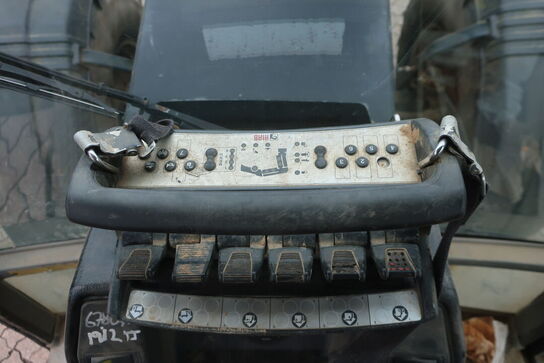 Traktor VALMET T 888/2 med kran HIAB 111 b-3 hiduo