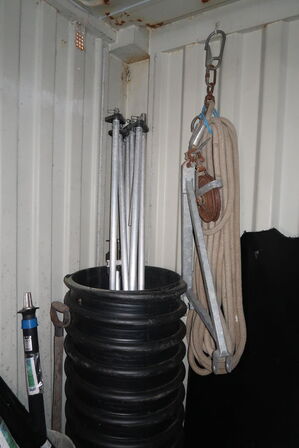 Spand med div. Teleskopudtræk AVR m.m.