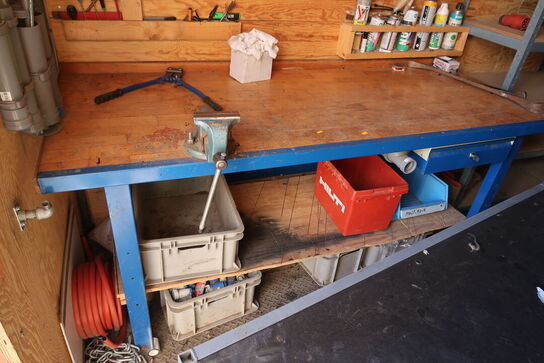 Arbejdsbord med skruestik samt div. Værktøj