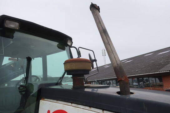 Traktor VALMET T 888/2 med kran HIAB 111 b-3 hiduo