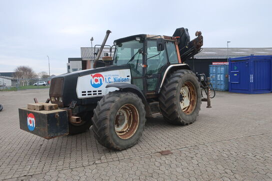 Traktor VALMET T 888/2 med kran HIAB 111 b-3 hiduo