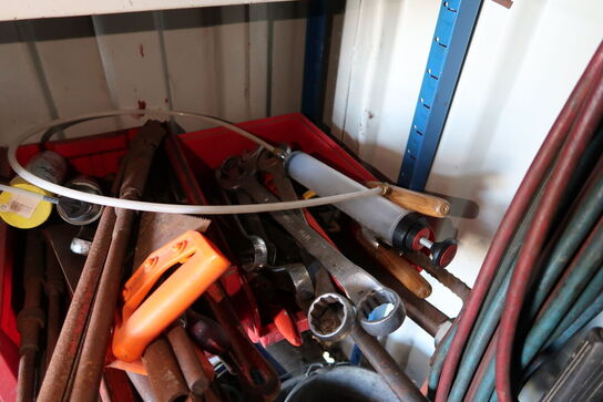 2 fag lagerreoler med div. Værktøj og varelager