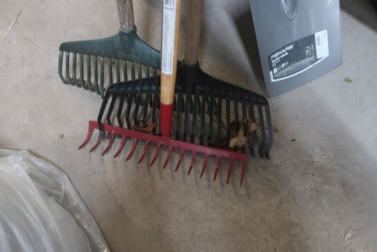 4 Stk. Haveredskaber bl.a. FISKARS Spade