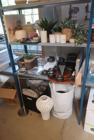 Stort Blandet Lot med  Krukker, Kunstig Planter,  Lysestager, Bøger 