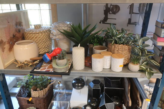 Stort Blandet Lot med  Krukker, Kunstig Planter,  Lysestager, Bøger 