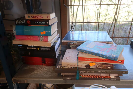 Stort Blandet Lot med  Krukker, Kunstig Planter,  Lysestager, Bøger 