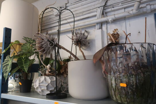 Blandet Lot: Kunstige planter, Krukker & Potter