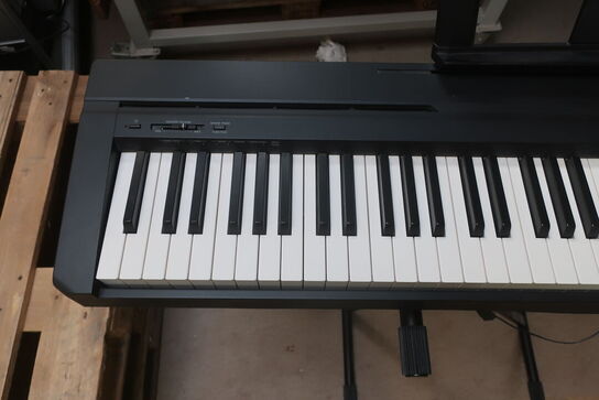 DigItal piano YAMAHA P-35 med stativ