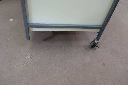 Rullevogn med skuffer + Gulvlampe