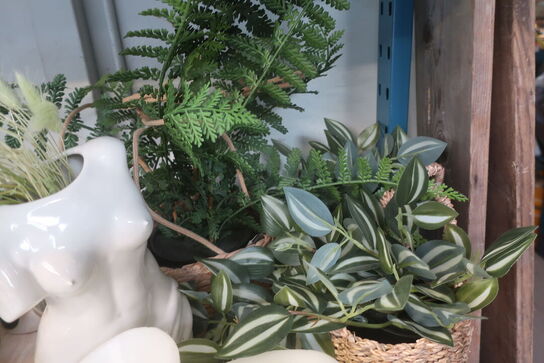 Blandet Lot: Vaser, Lysestager, Kunstige planter m.m.