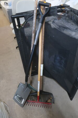 4 Stk. Haveredskaber bl.a. FISKARS Spade