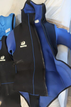4 Stk. Flydeveste + 2 Stk Vådedragter BEAVER