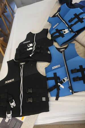 4 Stk. Flydeveste + 2 Stk Vådedragter BEAVER