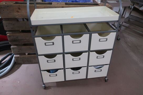 Rullevogn med skuffer + Gulvlampe