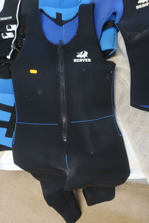 4 Stk. Flydeveste + 2 Stk Vådedragter BEAVER