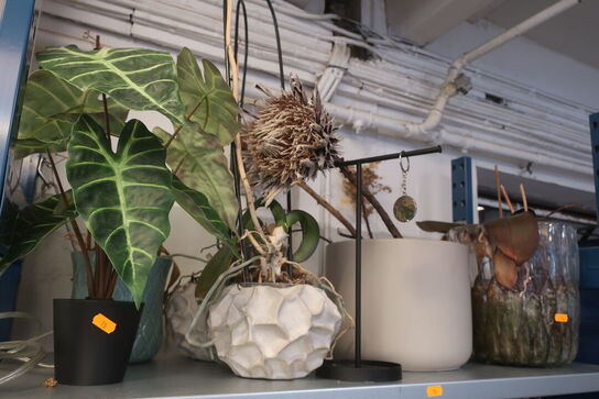 Blandet Lot: Kunstige planter, Krukker & Potter