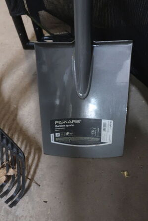 4 Stk. Haveredskaber bl.a. FISKARS Spade