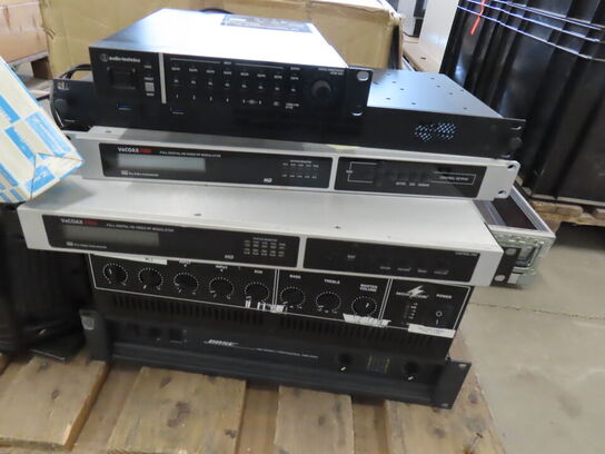 3 paller fra installationsafdeling - Højtalere, kabler, elektronik (se beskrivelse)