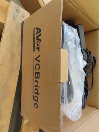 3 paller fra installationsafdeling - Højtalere, kabler, elektronik (se beskrivelse)