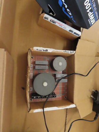 3 paller fra installationsafdeling - Højtalere, kabler, elektronik (se beskrivelse)