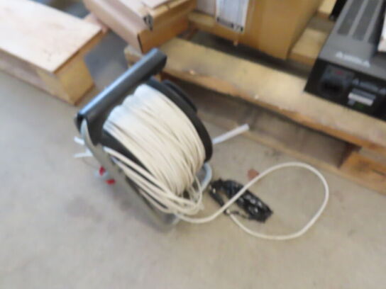 3 paller fra installationsafdeling - Højtalere, kabler, elektronik (se beskrivelse)