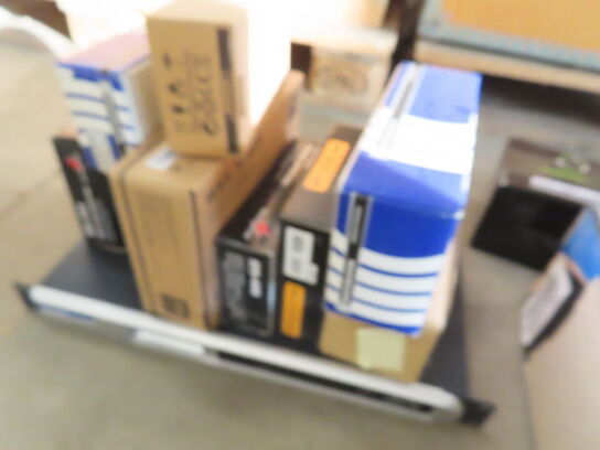 3 paller fra installationsafdeling - Højtalere, kabler, elektronik (se beskrivelse)