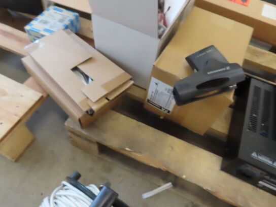 3 paller fra installationsafdeling - Højtalere, kabler, elektronik (se beskrivelse)