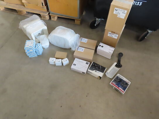 3 paller fra installationsafdeling - Højtalere, kabler, elektronik (se beskrivelse)